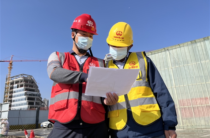 中铁二局西安公司广大干部群众聆听热议党的二十大报告