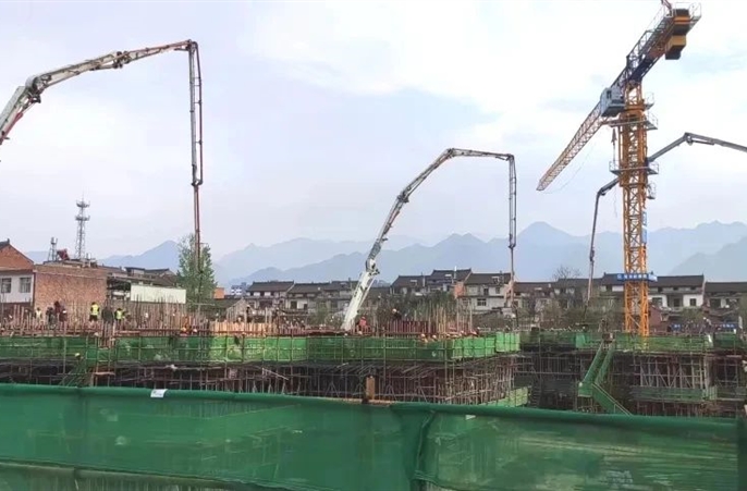 集贤佳苑项目主楼全部冲出正负零