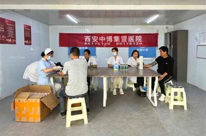 “爱心义诊进工地 浓浓真情暖人心”——西安中博集贤医院走进集贤佳苑项目开展义诊活动