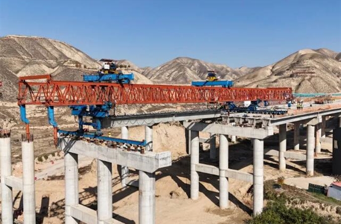 兰州中通道高速公路项目全线首片预制箱梁架设成功